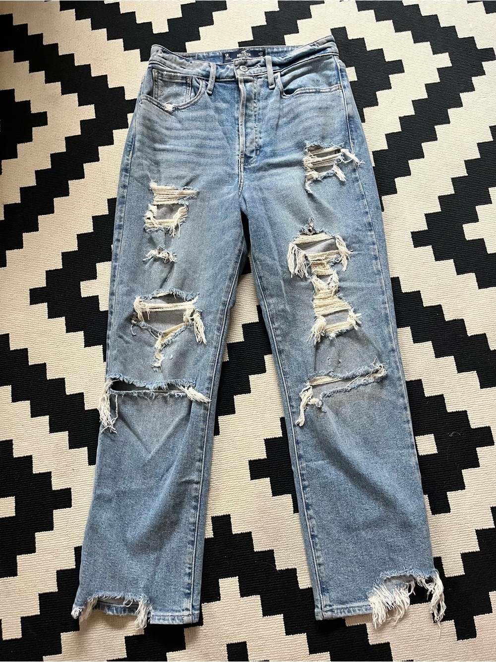 HOLLISTER HIGH RISE DISTRESSED DENIM ❤️